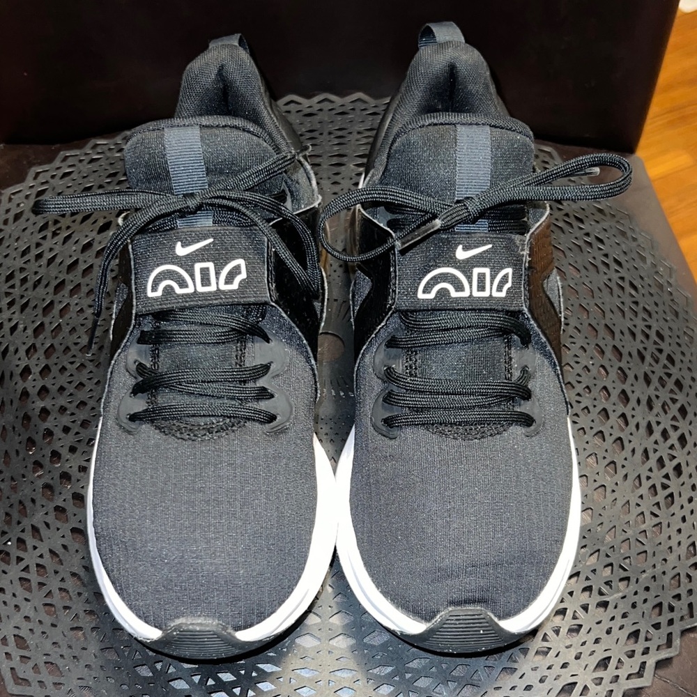 Air Max Bella TR 5 in the Black/Dark Smoke Grey/White colorway